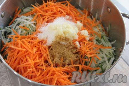 Добавить в кастрюлю сахар, соль, приправу для морковки по-корейски и пропущенный через пресс чеснок.