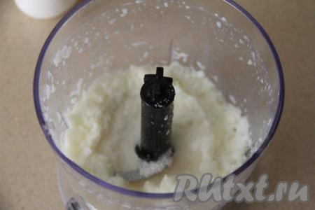 Влить в чашу примерно 50 миллилитров молока и измельчить лук в пюре. Если нет измельчителя, то можете измельчить лук с молоком погружным блендером.