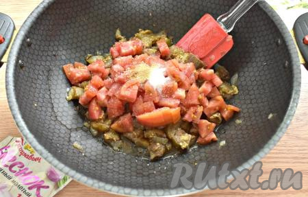 Всыпаем сахар, соль по вкусу и сушёный чеснок. Кстати, сушёный чеснок можно заменить двумя мелко нарезанными зубчиками чеснока, перемешиваем.