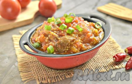 Икра, приготовленная из баклажанов с помидорами, получается вкусной, сочной, аппетитной, раскладываем её из сковороды по тарелкам и подаём к столу. Такая баклажанная икра хороша и в тёплом виде, и в охлаждённом. 