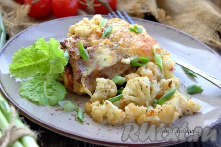 Куриные бёдра с цветной капустой в духовке