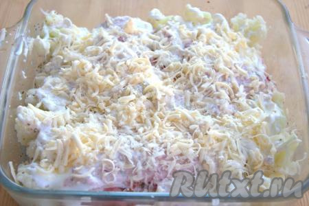 Сверху посыпать куриные бёдра и цветную капусту натёртым сыром. Поставить форму в заранее разогретую до 180 градусов духовку, запекать минут 45-50. Готовность курицы можно проверить, проткнув её в самом "толстом" месте ножом, из готового мяса должен вытекать светлый сок (в нём не должно быть примесей крови).
