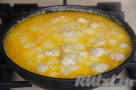 Накрыть сковороду крышкой и томить фрикадельки в течение 30 минут на медленном огне (периодически фрикадельки можно поворачивать со стороны на сторону, чтобы они равномерно пропитались молочным соусом). 