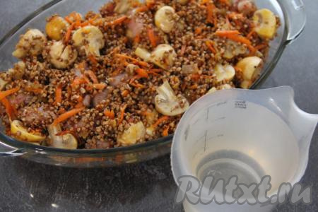 Выложить гречку с курицей и шампиньонами в жаропрочную форму. 