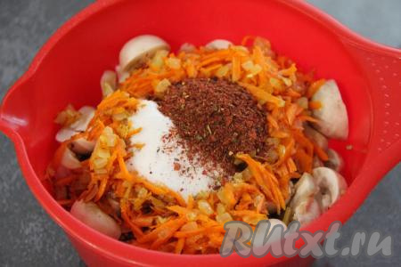 Всыпать соль и специи по вкусу, перемешать. 
