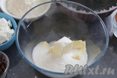 В достаточно объёмную миску выложить размягчившееся сливочное масло, всыпать к нему сахар. 