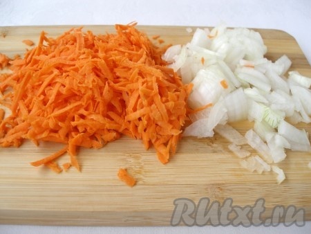Лук нарезать, морковь натереть на терке.