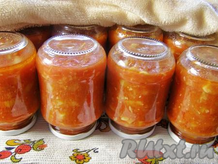 Сразу закручиваем (или закатываем) баночки с салатом крышками, переворачиваем их вверх дном, накрываем со всех сторон тёплым пледом (или одеялом) и оставляем полностью остывать, а затем убираем на хранение в прохладное место.