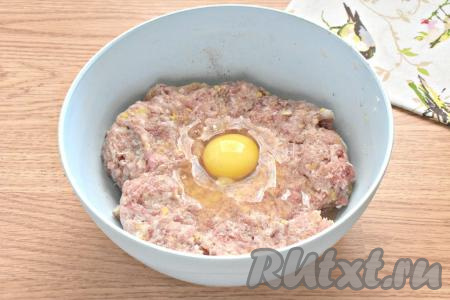 Разбиваем в фарш куриное яйцо.