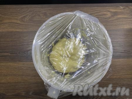 Дальше тесто нужно замешивать руками, собирая песочное тесто в ком. Тесто должно получиться однородным, мягким. Замешивать нужно очень быстро, чтобы не образовалась клейковина. Вымешивать песочное тесто не нужно. Миску с тестом накрыть пищевой плёнкой и убрать в холодильник на 1 час.
