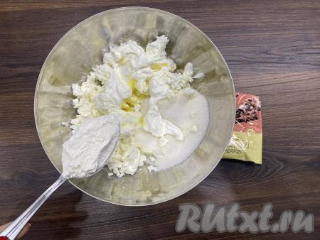 Для приготовления творожной начинки нужно в отдельной миске перемешать столовой ложкой творог, сметану, сахар, ванильный сахар, желток и муку до однородности. Блендер и миксер лучше не использовать для получения творожной начинки для сочников. Оставить получившуюся начинку при комнатной температуре на 10 минут.