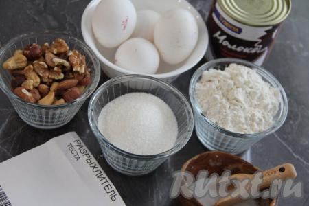 Подготовить продукты для приготовления бисквитного рулета с варёной сгущёнкой.