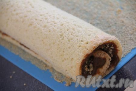 Бисквит, начиная с широкой стороны, свернуть в рулет, завернуть его в фольгу и убрать в холодильник на пару часов.