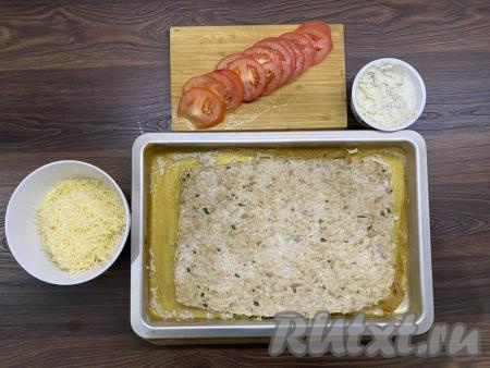 По истечении 25 минут, достать из духовки противень, дать куриной основе для нашей пиццы остыть в течение 10 минут. Духовку на данном этапе не выключайте. 