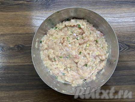 К фаршу с луком добавить сырое яйцо, нарезанный зелёный лук, соль, специи (я использовала копчёную паприку), хорошо перемешать. 