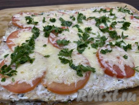 Вот так достаточно просто можно приготовить сытную, очень аппетитную, вкусную пиццу на курином фарше без теста. К столу это блюдо лучше подавать в горячем виде, посыпав, по желанию, зеленью (я присыпала нарезанной петрушкой). 