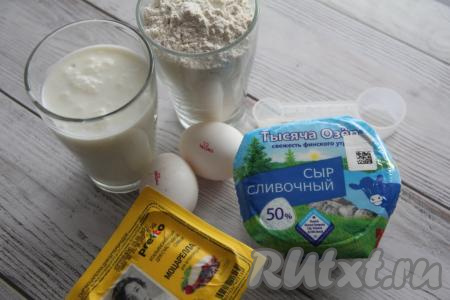 Подготовить продукты для приготовления ленивого хачапури на кефире с сыром на сковороде.