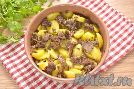 Форму с картошкой и тушёнкой накрываем фольгой и отправляем в разогретую до 200 градусов духовку минут на 30. Затем фольгу убираем и продолжаем запекать ещё 15 минут. У всех духовки разные, поэтому время запекания может быть увеличено. Готовность картошки проверяем ножом, картофель должен быть мягким, легко прокалываться.