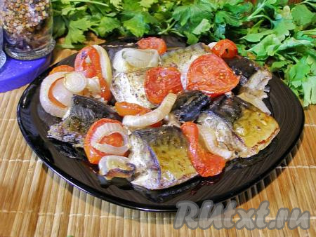Скумбрия с помидорами и луком в духовке