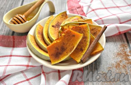Кусочки тыквы, запечённые с мёдом и корицей в духовке