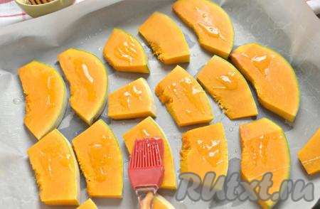 Каждый кусочек тыквы смазываем жидким мёдом.