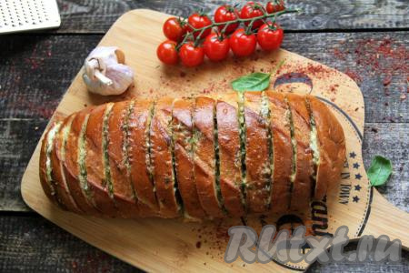 Батон с сыром и чесноком в духовке
