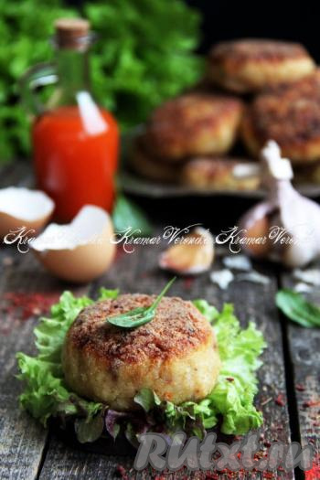 Очень вкусные, мягкие, сочные котлеты, приготовленные из фарша с капустой, переложить со сковороды на тарелку и с гарниром подать к столу.