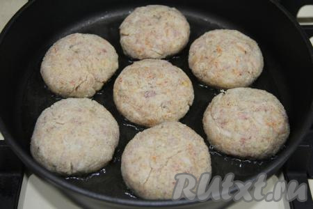 В сковороду влить масло, разогреть, выложить котлетки.
