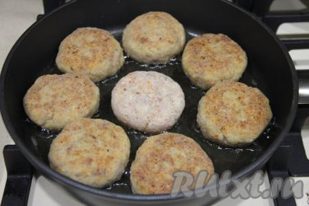 Жарить котлеты из фарша с капустой на среднем огне с двух сторон до золотистого цвета. В принципе на этом этапе котлетки уже будут готовы, но для того чтобы они стали ещё более сочными, нужно влить в сковороду немного воды, накрыть крышкой и тушить котлеты минут 7, один раз перевернув их в процессе тушения с одной стороны на другую.