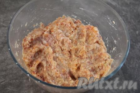 Тщательно вымесить фарш с овощами и специями.