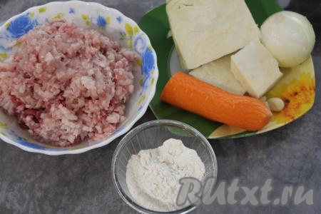 Подготовить продукты для приготовления котлет из фарша с капустой на сковороде. Для получения фарша  пропустить через мясорубку кусочки мяса (я взяла кусочки куриного мяса и свинины). Можно взять и фарш, купленный в магазине. Лук, зубчики чеснока и морковь почистить. 