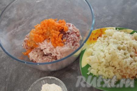 Фарш переложить в глубокую миску. Чеснок и нарезанные на кусочки капусту, лук, морковь тоже пропустить через мясорубку, добавить в миску с фаршем. 
