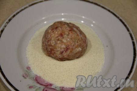 Из фарша сформировать котлеты любой формы. На отдельную тарелку насыпать манку (или панировочные сухари). Сформированные котлетки обвалять со всех сторон в манке (или панировочных сухарях).