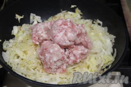 Затем добавить в сковороду фарш.