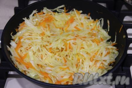 Жарить капусту с морковью и луком, периодически перемешивая, минут 15-20.
