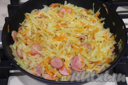 Потомить капусту с сосисками минут 5. За это время жареная капуста станет слегка хрустящей, если любите совсем мягкую капусту, тогда немного увеличьте время жарки. Затем снять сковороду с огня, накрыть крышкой и оставить на 5 минут. 