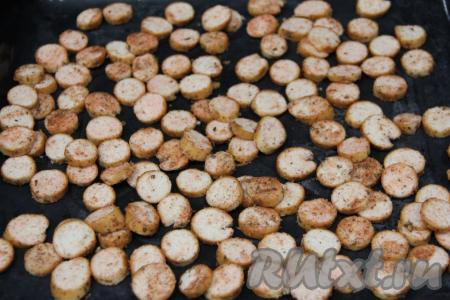 Баранки, покрытые специями и маслом, выложить на противень, застеленный ковриком для выпечки (или пергаментом, или фольгой). Лучше выкладывать в один слой. Поставить в разогретую духовку.