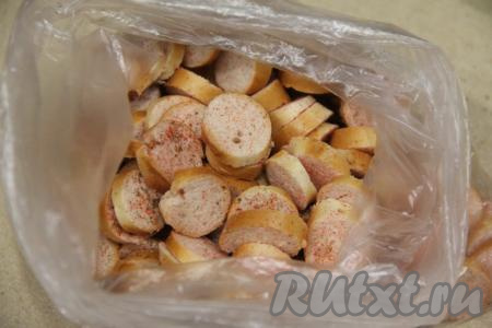 Затем в пакет с баранками влить масло. Ещё раз хорошо потрясти пакет. 