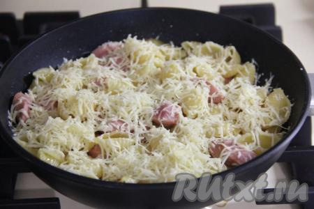 Сразу посыпать сыром, натёртым на средней тёрке, перемешать и снять с огня. 