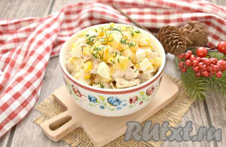 Салат с куриной грудкой, ананасами и кукурузой