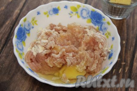К фаршу с манкой добавить яйцо, хорошо перемешать. Фарш получится не очень густым. 