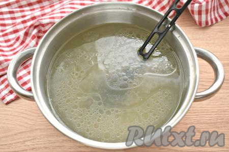 Мясо (можно взять индейку, говядину, курицу или свинину) промываем водой, перекладываем в кастрюлю и заливаем 2 литрами воды, ставим на огонь. После закипания убавляем огонь и, убрав пену, варим мясо до готовности (курицу или индейку нужно будет варить 35-40 минут, свинину - 1-1,5 часа, говядину - 1,5-2 часа). Готовое мясо вынимаем из кастрюли и остужаем. Получившийся бульон, если нужно, процеживаем, затем по вкусу солим. Отделяем остывшее мясо от костей, нарезаем на кусочки, возвращаем в кастрюлю, ставим на огонь.