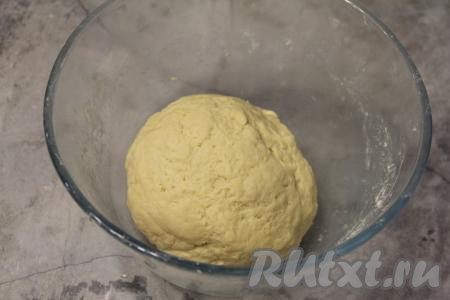 Замесить мягкое, не липнущее к рукам, нежное песочное тесто, поместить его в пакет и убрать на 1 час в холодильник.