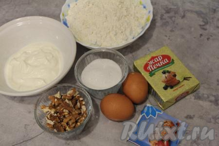 Подготовить продукты для приготовления печенья "Ракушки" с безе и орехами. Разделить аккуратно яйца на белки и желтки (убрать белки в холодильник).