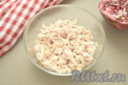 Выкладываем следующим слоем куриное мясо, нарезанное на небольшие кубики.