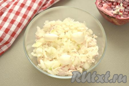 Лук очищаем. На слой из курицы выкладываем нарезанный мелко лук, смазываем майонезом.