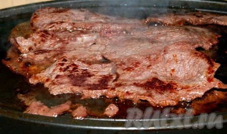 Разогреть на сковороде (или гриле) смесь  сливочного и растительного масла и на этой смеси обжарить говядину с двух сторон по 3-4 минуты. Не больше! Мясо не должно быть пережарено. Не забыть посолить и поперчить говядину.