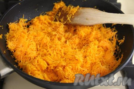 В сковороду влить масло, выложить морковь и обжаривать её на среднем огне до мягкости (в течение 12-15 минут), помешивая.