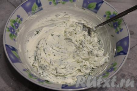 Хорошо перемешать сырную начинку и посолить по вкусу.