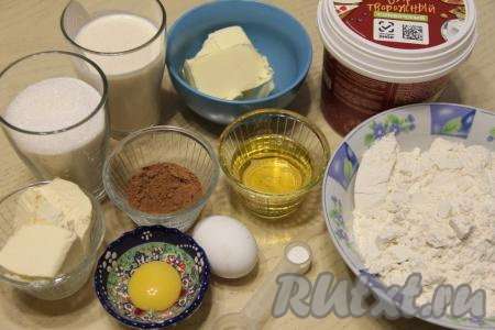 Подготовить продукты для приготовления пирожных "Вупи пай". Сливочное масло и для замешивания теста, и для приготовления крема должно быть комнатной температуры, поэтому масло нужно достать из холодильника заранее, чтобы оно согрелось и стало мягким.